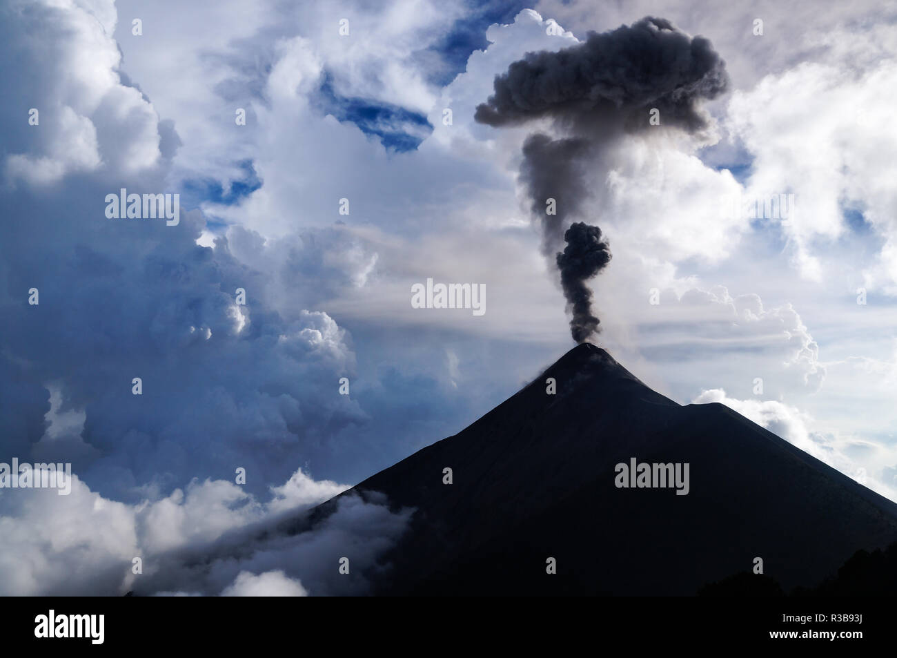 Wolken und esche Mix zusammen als Vulkan Fuego bricht durch Tageslicht. Natürliche Hintergrund. Stockfoto