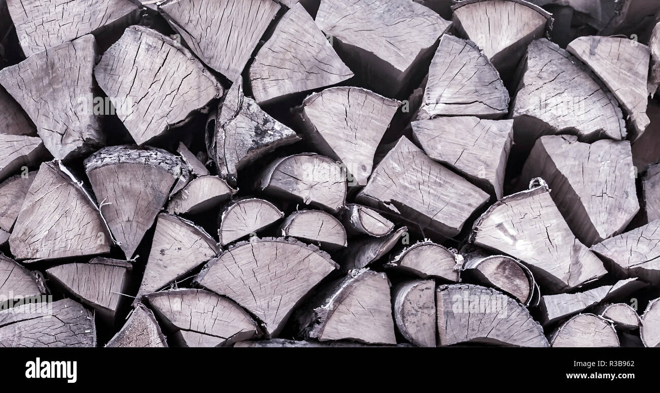Holzstapel Textur. Stückholz closeup in kalten Tönen. Cut Brennholz für den Winter. Getönten Hintergrund aus Baumstämmen. Stockfoto