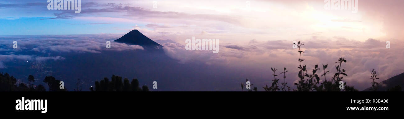 Schöne und bunte Nacht Landschaft an der Spitze des Vulkans acatenango mit Blick auf den Vulkan Agua. Panorama Foto. Stockfoto