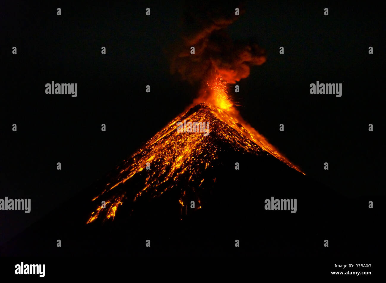 Lava, der Vulkan Fuego in Antigua, Guatemala, rechts nach dem Ausbruch in der Nacht. Natürliche Hintergrund. Stockfoto