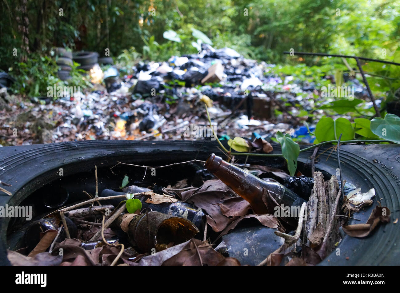 Abfallhaufen in Müllkippe oder die Deponierung im Dschungel von Guatemala. Umweltverschmutzung Konzept. Stockfoto