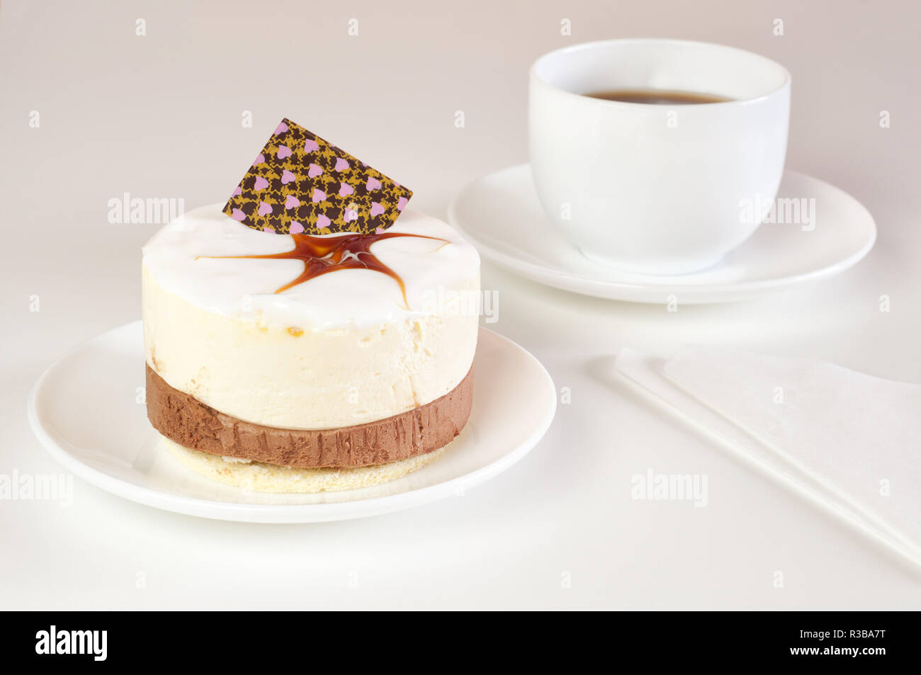 Köstliche Kuchen, Kaffee und Serviette, isoliert Stockfoto