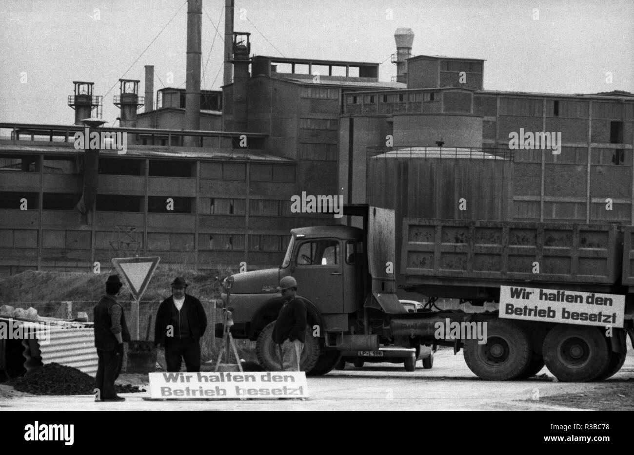 Nach dem Seibel und Soehne Unternehmen aus 86 von etwas über 100 Mitarbeiter gelegt hatte, die Arbeiter besetzten die Zementfabrik in Erwitte am 18. April 1975. | Verwendung weltweit Stockfoto