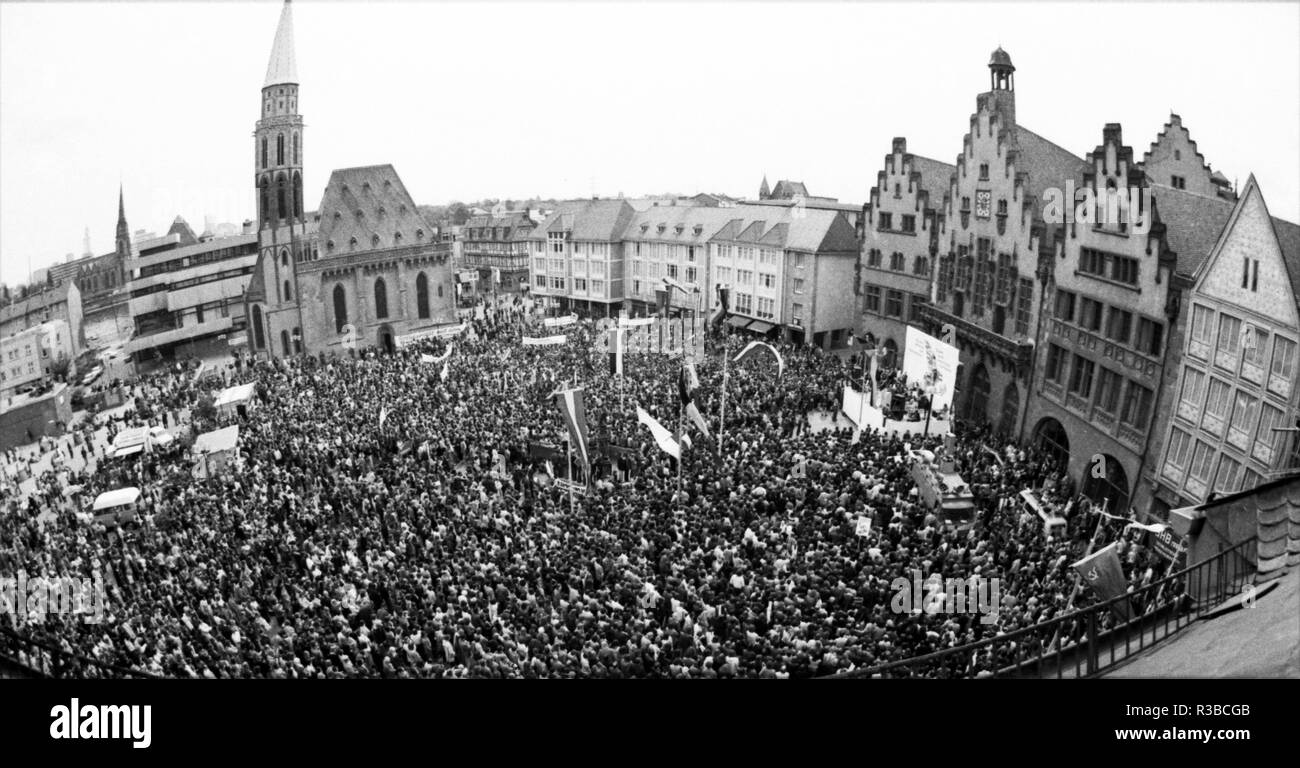 Mehr als 40.000 Menschen aus Deutschland, Italien, Chile, Griechenland, Spanien und anderen Ländern am 10. Mai 1975 demonstrieren in Frankfurt am Main anlässlich des 30. Jahrestages zum Ende des Hitlerfaschismus. | Verwendung weltweit Stockfoto