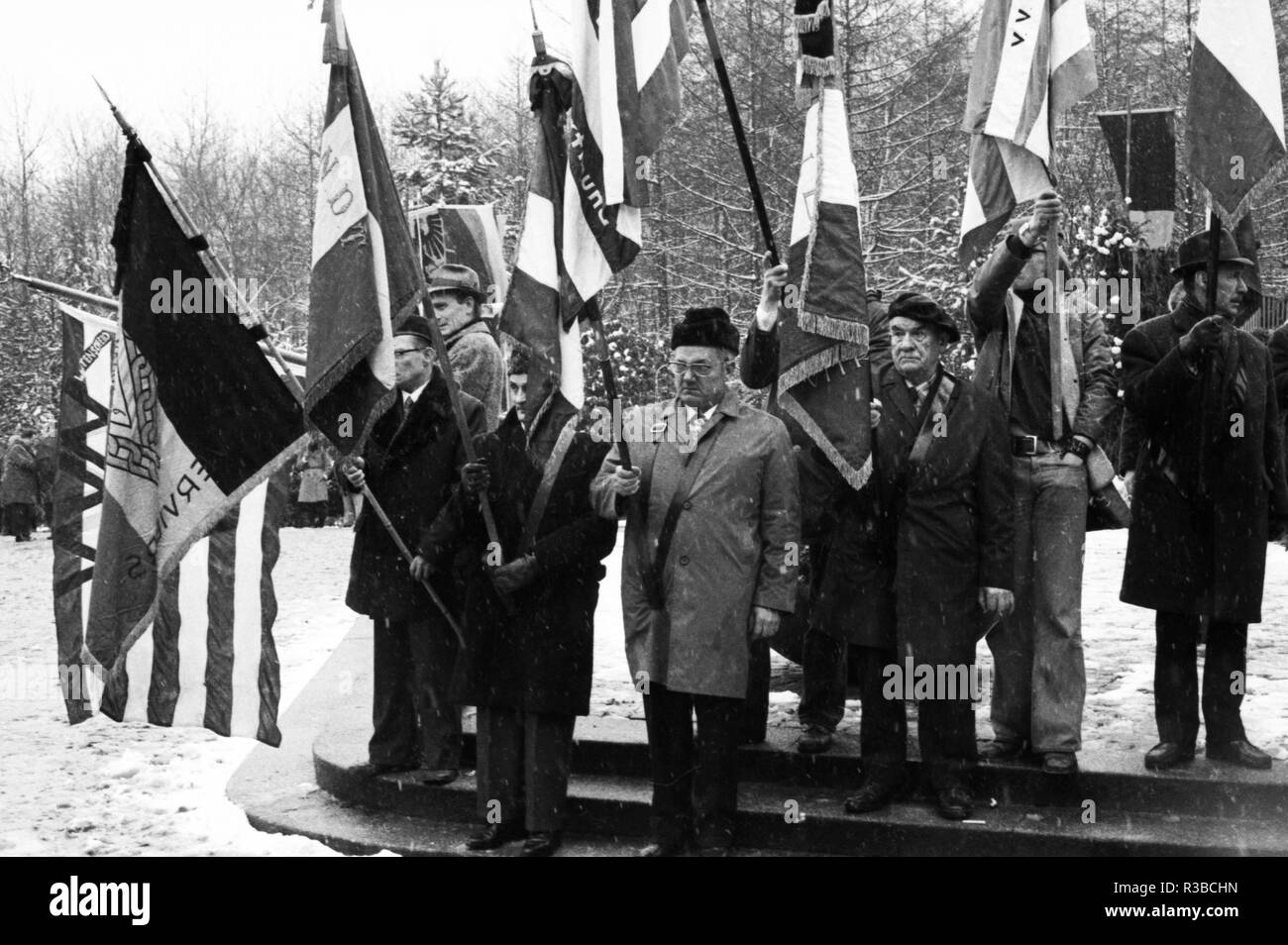 Ns-Opfer und Widerstandskämpfer aus Frankreich und Deutschland gemeinsam Gedenken an die Opfer des NS-Regimes am Karfreitag (28. März 1975) in Dortmund. | Verwendung weltweit Stockfoto