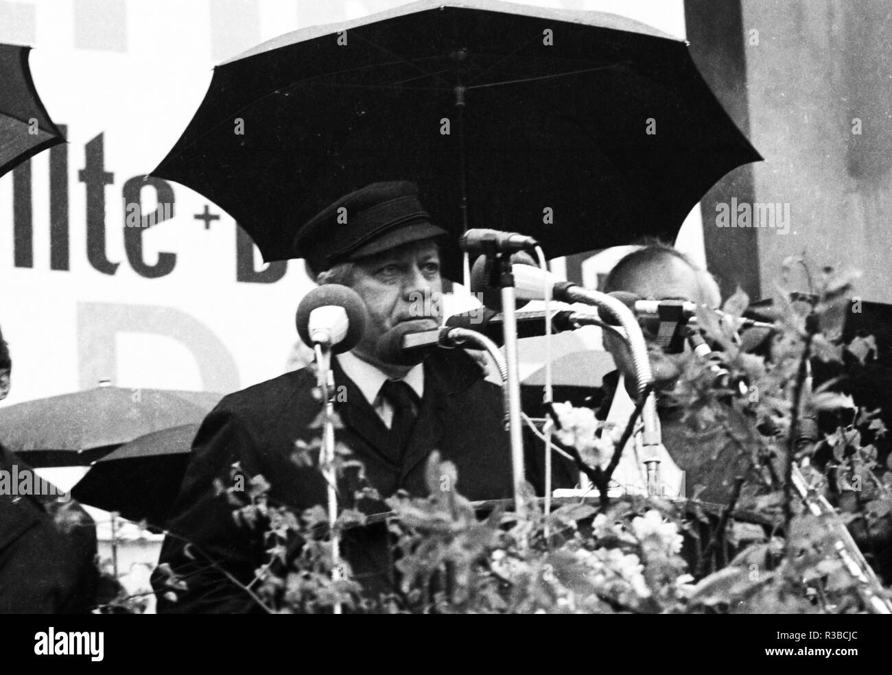 Die zentrale DGB-Demonstration am 1. Mai 1977 in Köln. Bundeskanzler Helmut Schmidt zu sprechen. | Verwendung weltweit Stockfoto