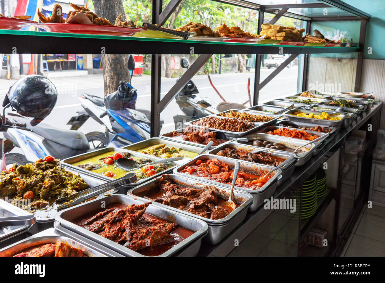 Indonesischen essen Buffet Gerichte aus Fleisch, Huhn, Meeresfrüchten und Gemüse im Javanischen Restaurant in Bali. Stockfoto