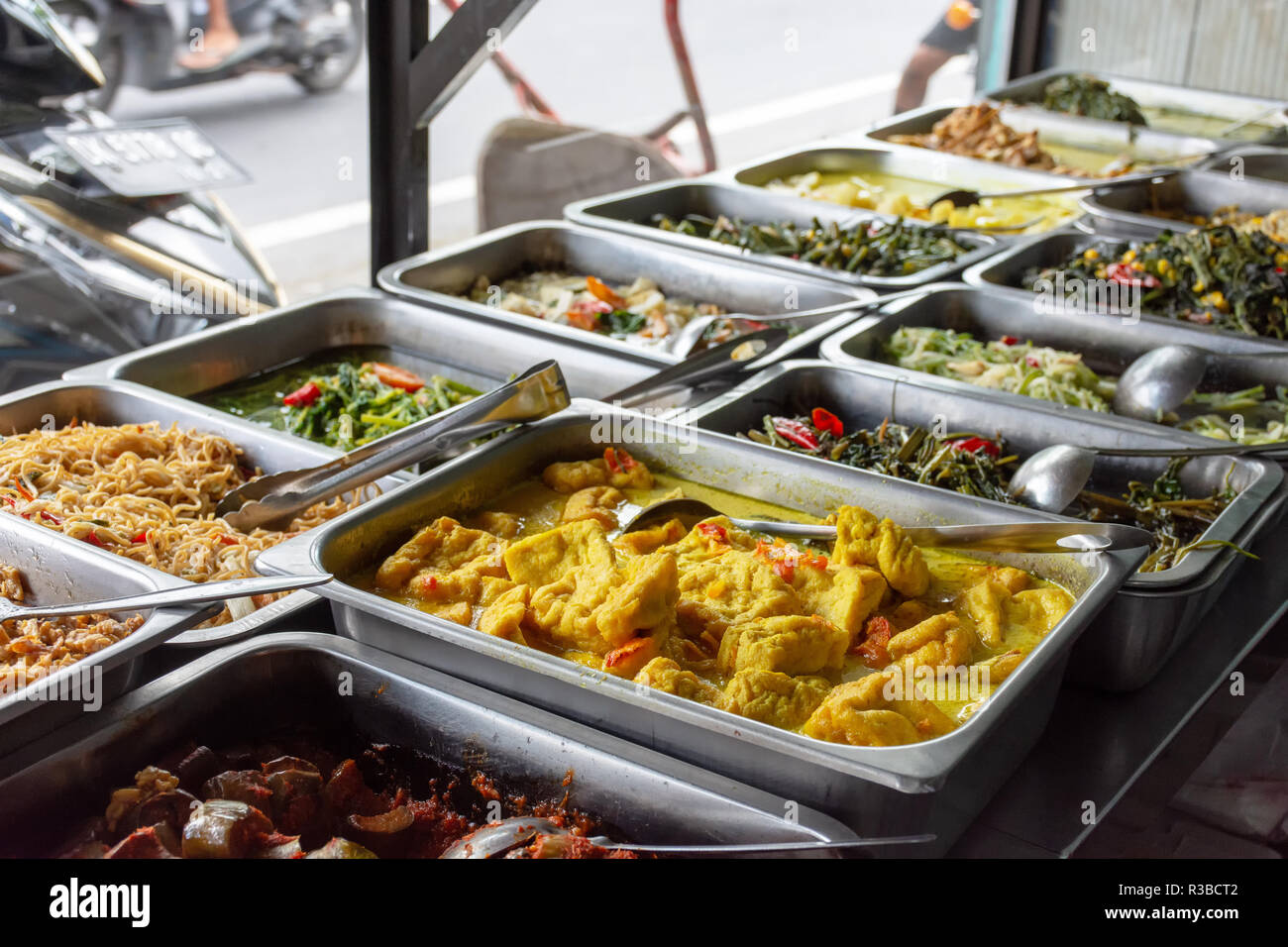 Indonesischen essen Buffet Gerichte aus Fleisch, Huhn, Meeresfrüchten und Gemüse im Javanischen Restaurant in Bali. Stockfoto