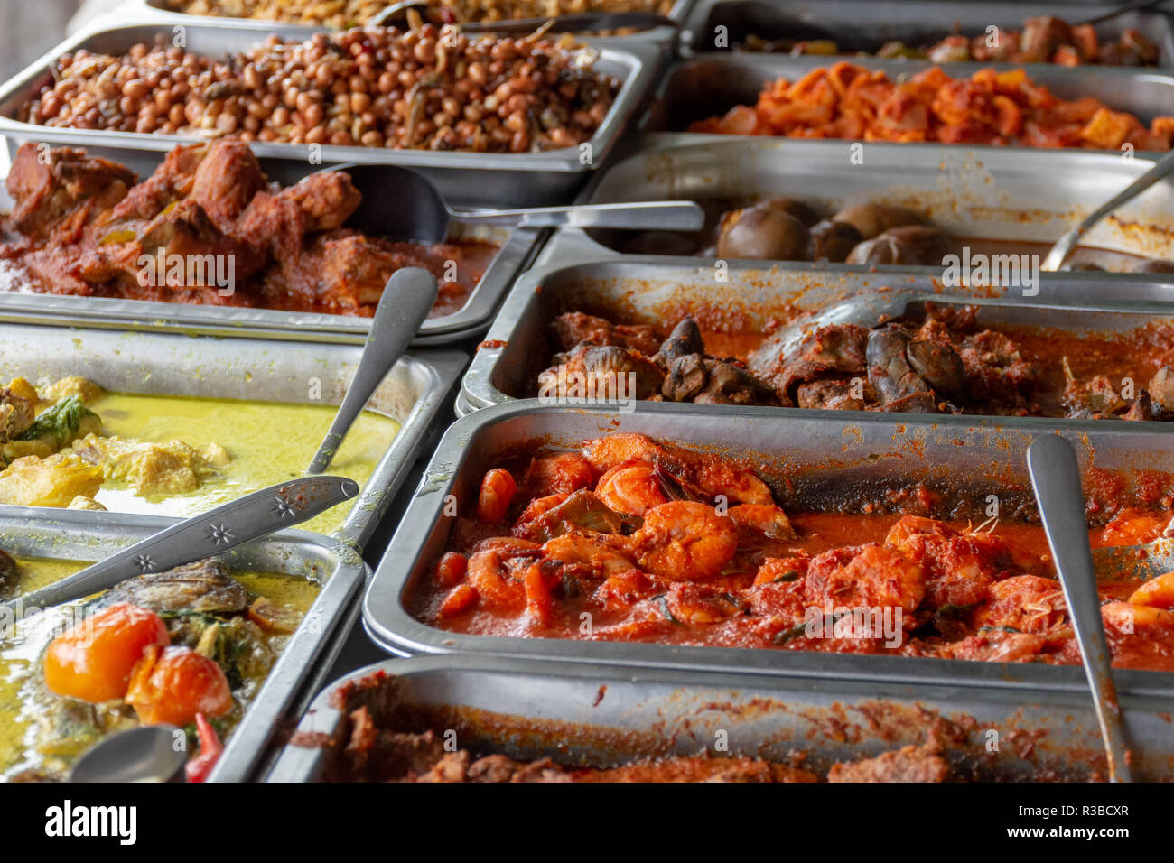 Indonesischen essen Buffet Gerichte aus Fleisch, Huhn, Meeresfrüchten und Gemüse im Javanischen Restaurant in Bali. Stockfoto
