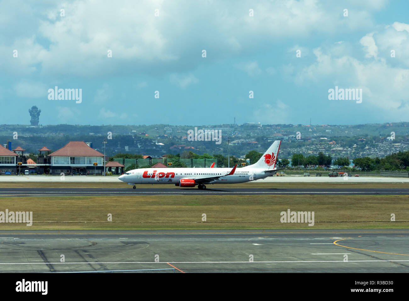 Denpasar, Indonesien - 19. September 2018: Lion Air Flugzeug am internationalen Flughafen Ngurah Rai entfernt landete, ist es einem indonesischen Billigfluggesellschaft mit Sitz in Stockfoto