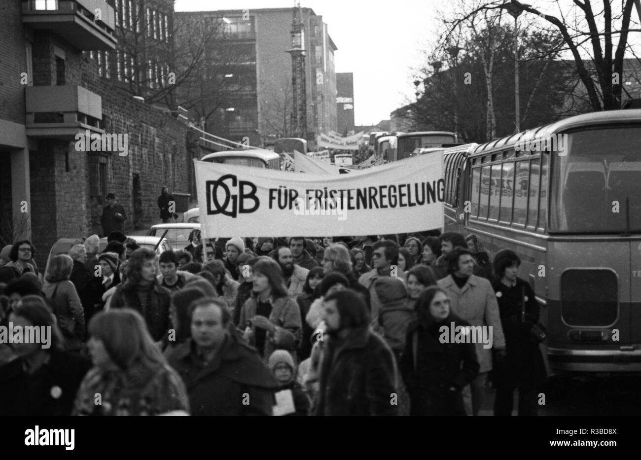 Protest von SPD, DGB und der DKP gegen den Abtreibungsparagraphen 218 Am 26. Februar 1975 in Bonn. | Verwendung weltweit Stockfoto