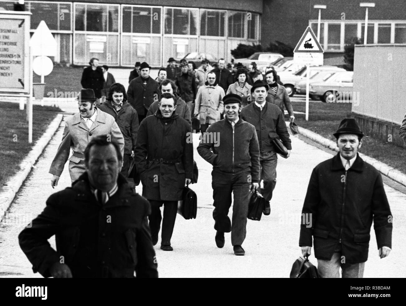 Schichtwechsel im Opel-Werk in Bochum am 29. Januar 1975. | Verwendung weltweit Stockfoto