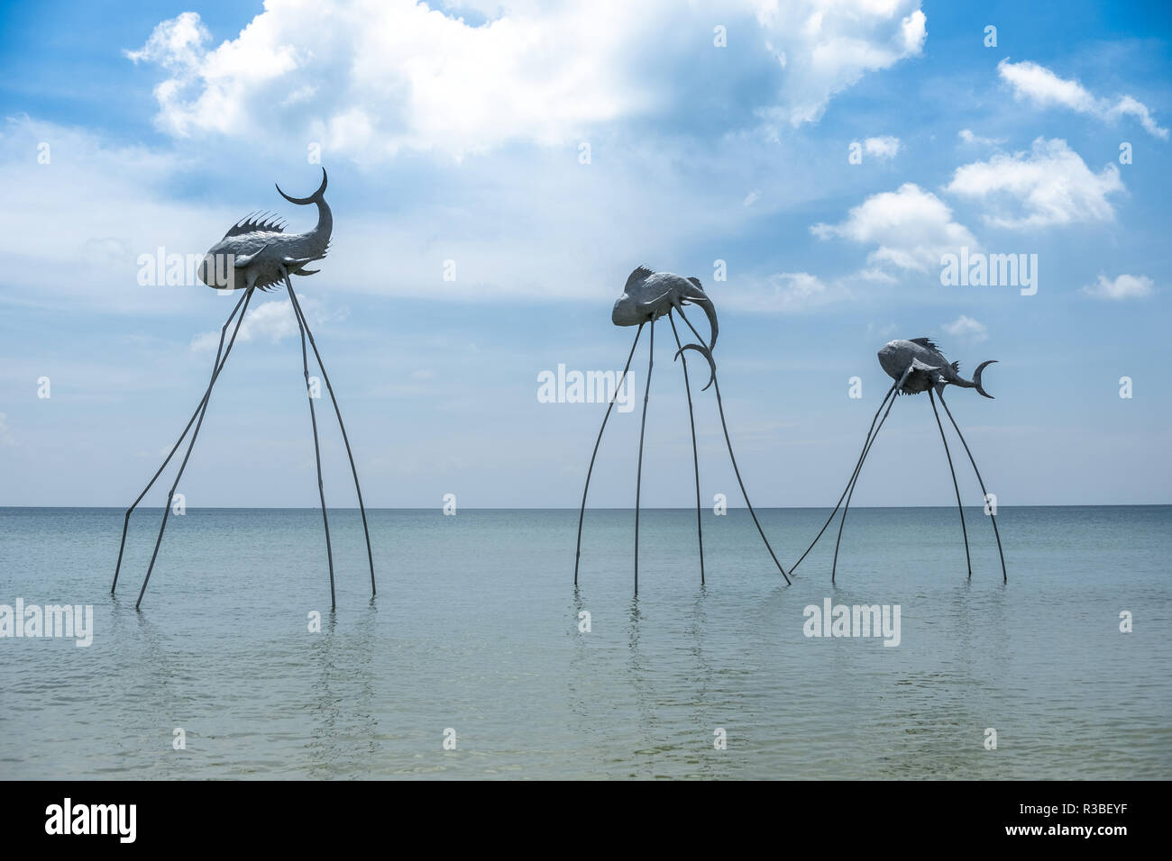 Dekorative Kunst Installation (die "Fisch") für EPIZODE (ex-kazantip) fest - internationale Musik- und Kunstfestival in Long Beach von Phu Quoc Island Stockfoto