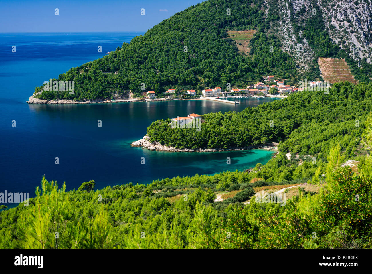 Das Dorf Trstenik auf der Halbinsel Peljesac über der Adria, Dalmatien, Kroatien Stockfoto