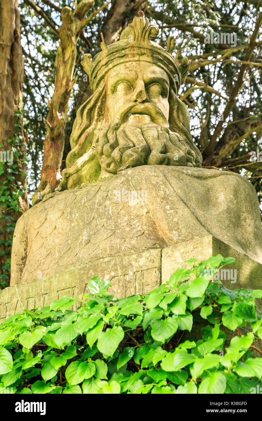 England, Hampshire. Highclere Castle, Jacobethan style Country House, Sitz der Grafen von Carnarvon. Statue Karls des Großen, ein Vorfahre. Stockfoto