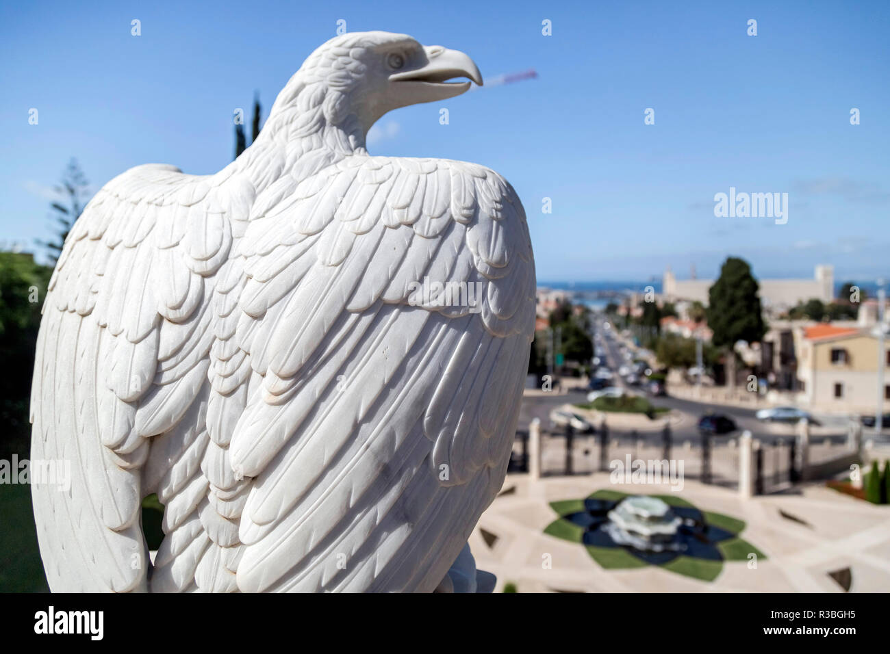 Marmor eagle Skulptur an der Bahai Gärten, einem heiligen Tempel der Bahai Glauben auf dem Berg Karmel in Haifa, Israel. Stockfoto
