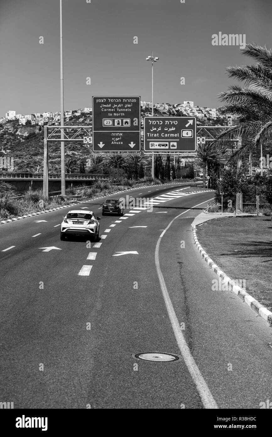 Jerusalem nach Haifa, Israel - 17. Juni 2018: Autobahn mit Zeichen und Fahrzeuge im Verkehr von Jerusalem nach Haifa an einem sonnigen Sommertag. Stockfoto