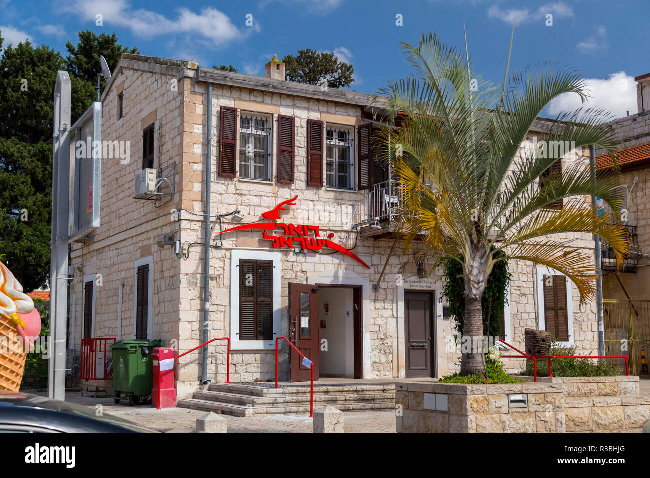 Haifa, Israel - 17. Juni 2018: Außenansicht eines Israeli Post (doar Yisrael) Niederlassung in einem alten Gebäude aus Stein in der deutschen Kolonie Bezirk, Haifa Stockfoto