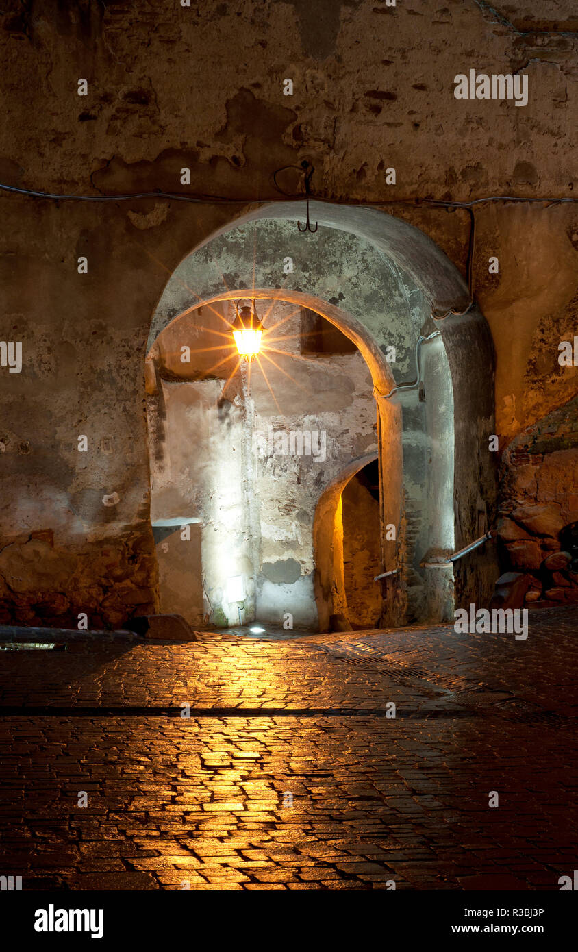 Mittelalterliche Passage in der Nacht in Sighisoara beleuchtet Stockfoto