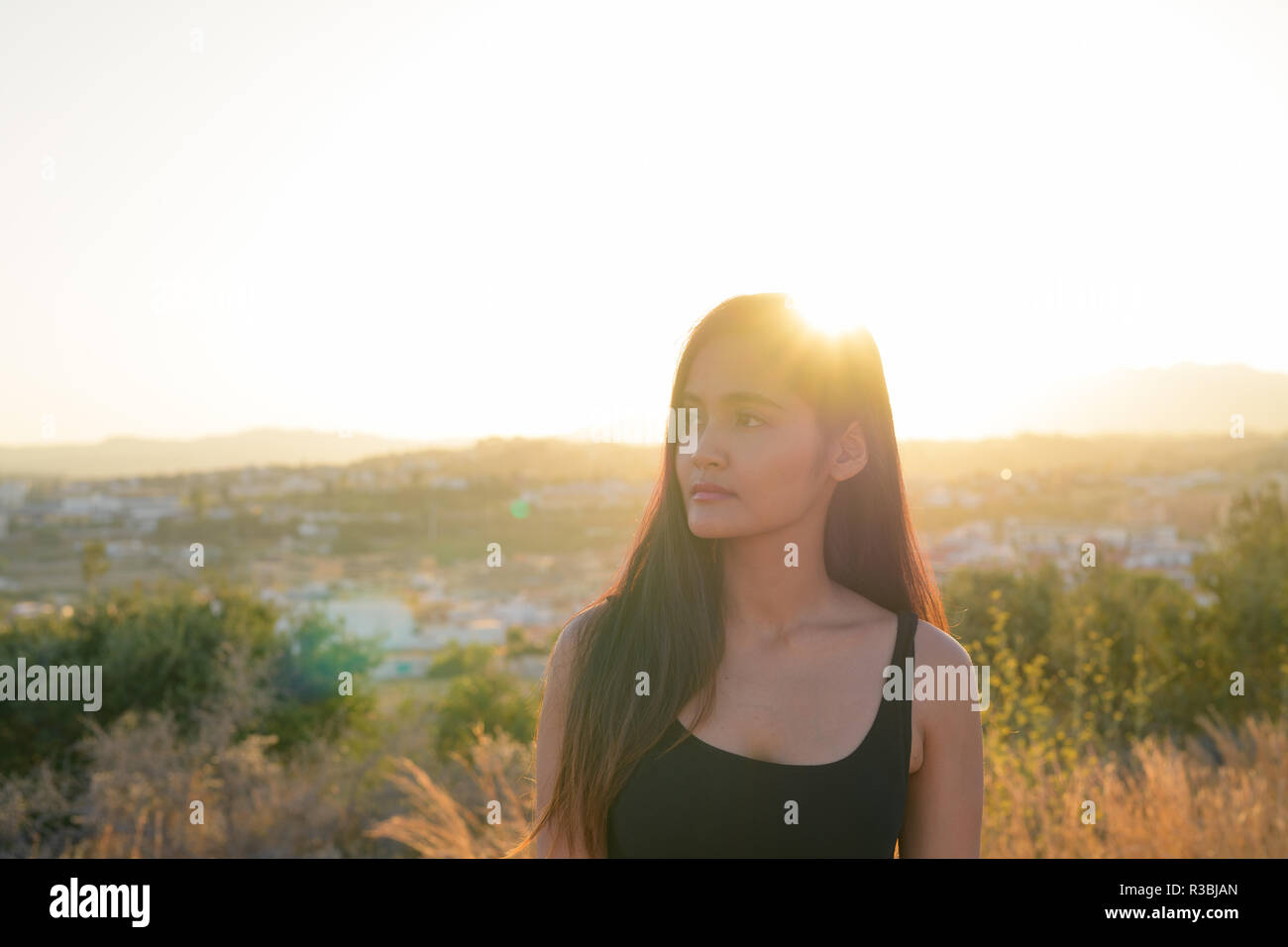 Junge schöne asiatische Tourist Frau Denken gegen Sonnenlicht Stockfoto