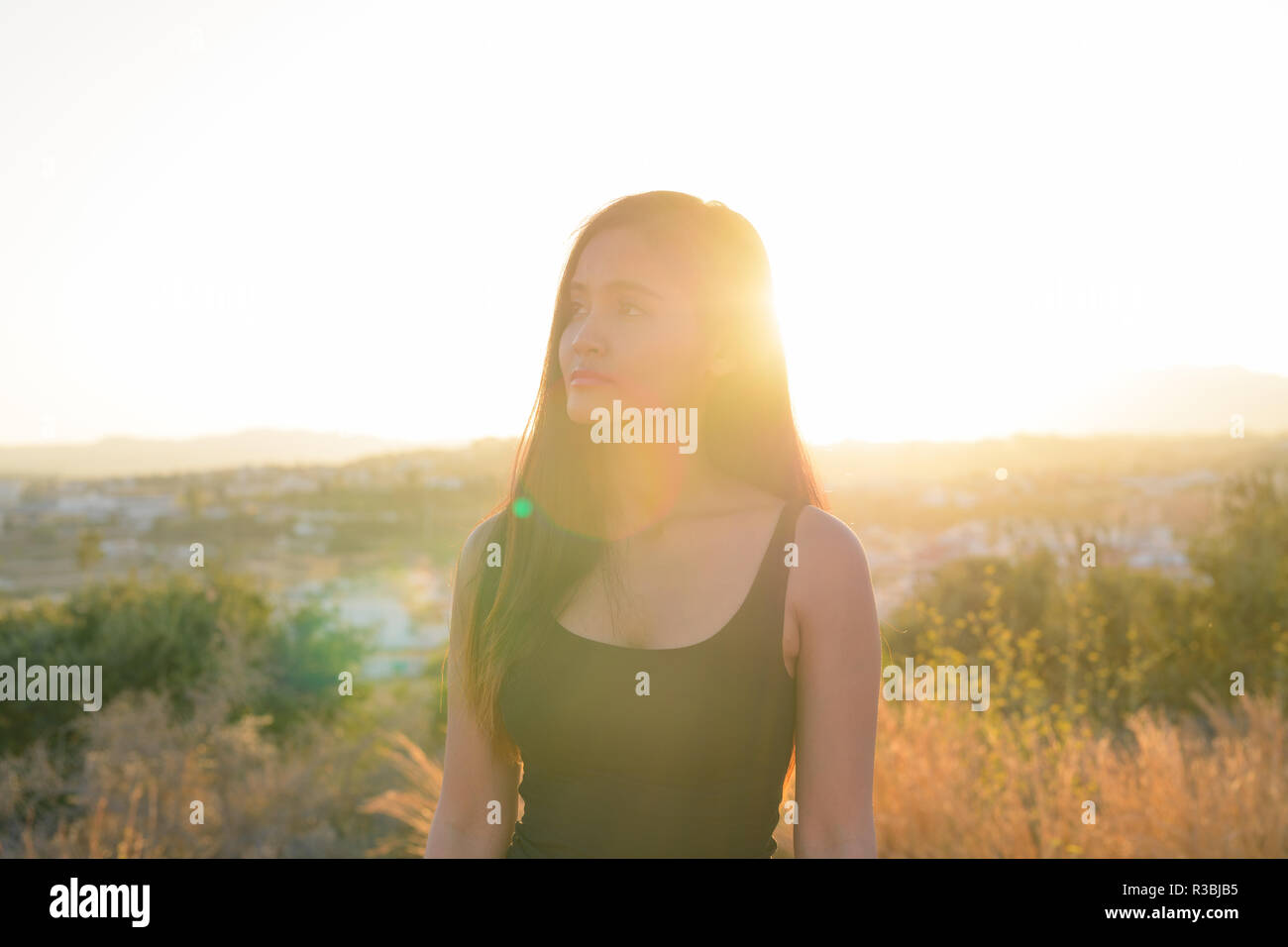 Junge schöne asiatische Tourist Frau denken ganz oben auf dem Hügel Stockfoto