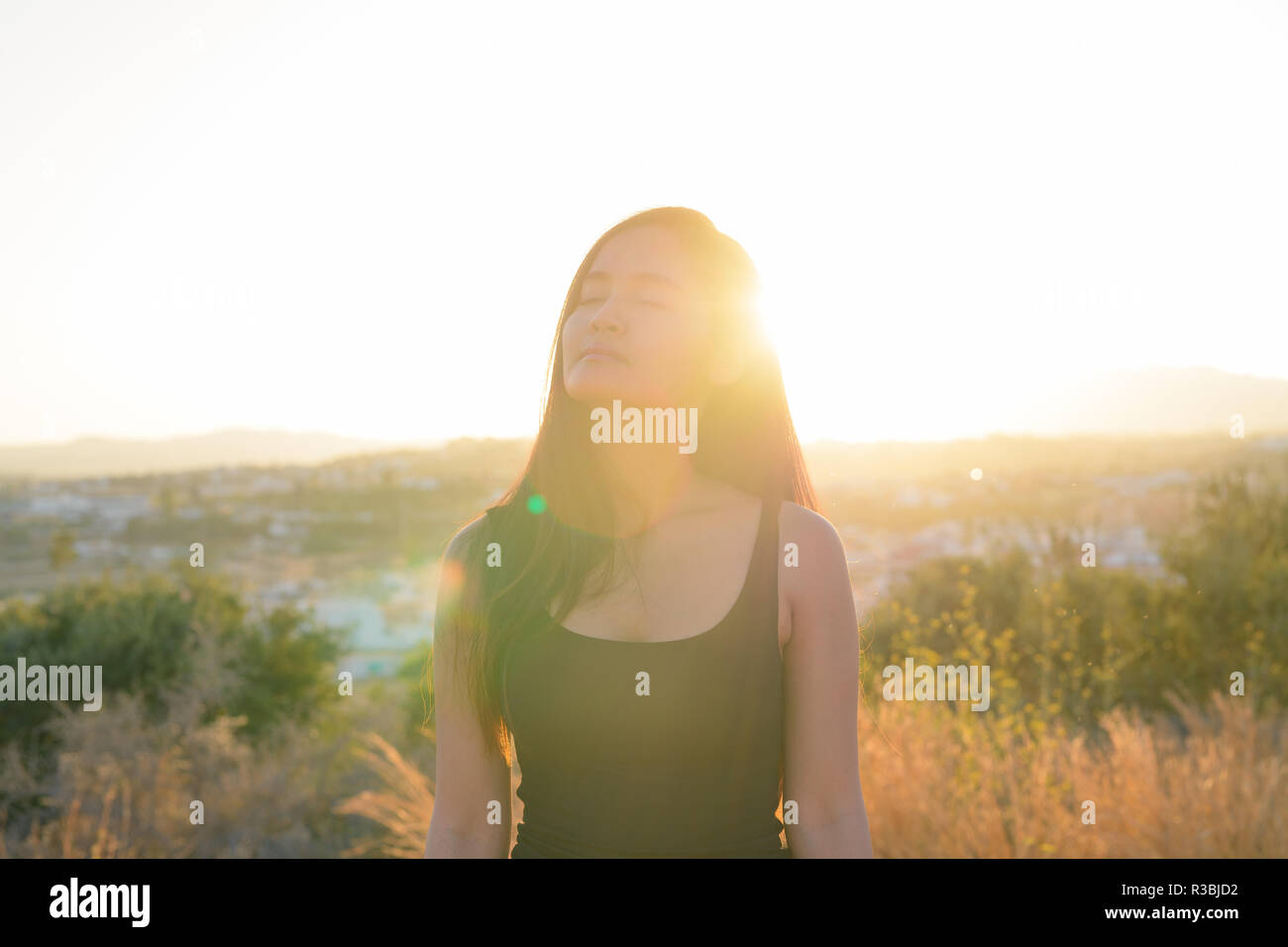 Junge schöne asiatische Tourist Frau, die Augen schließen und Entspannen mit der Natur Stockfoto