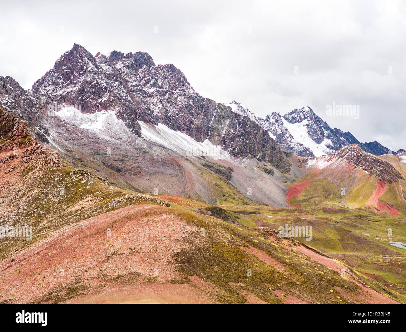 Mit Blick auf den Nevado Auzangate vom Gipfel des Vinicunca Berg (Regenbogen Berg) Stockfoto