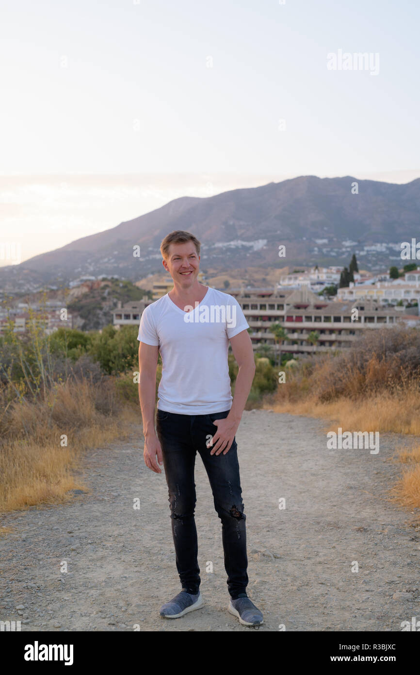 Junge gern mit touristischen Mann Denken beim Stehen auf der Spitze des Hügels Stockfoto