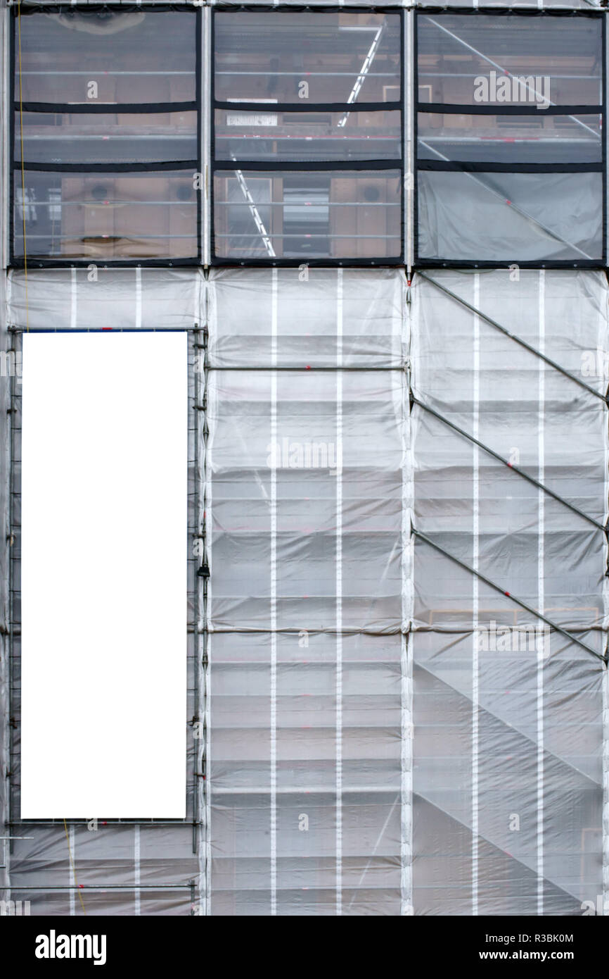 Gerüst mit Plastikplane Stockfoto