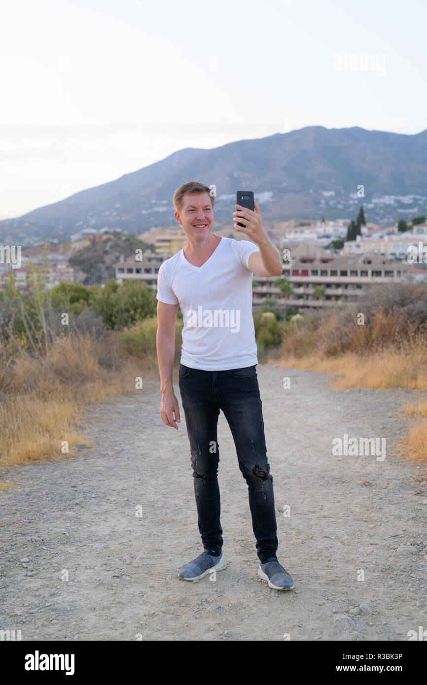 Junge gern mit touristischen Mann Selfie beim Stehen auf der Spitze des Hügels Stockfoto