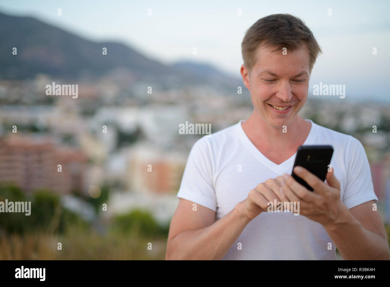 Junge gern mit touristischen Mann lächelnd, während Sie das Telefon in der Natur Stockfoto