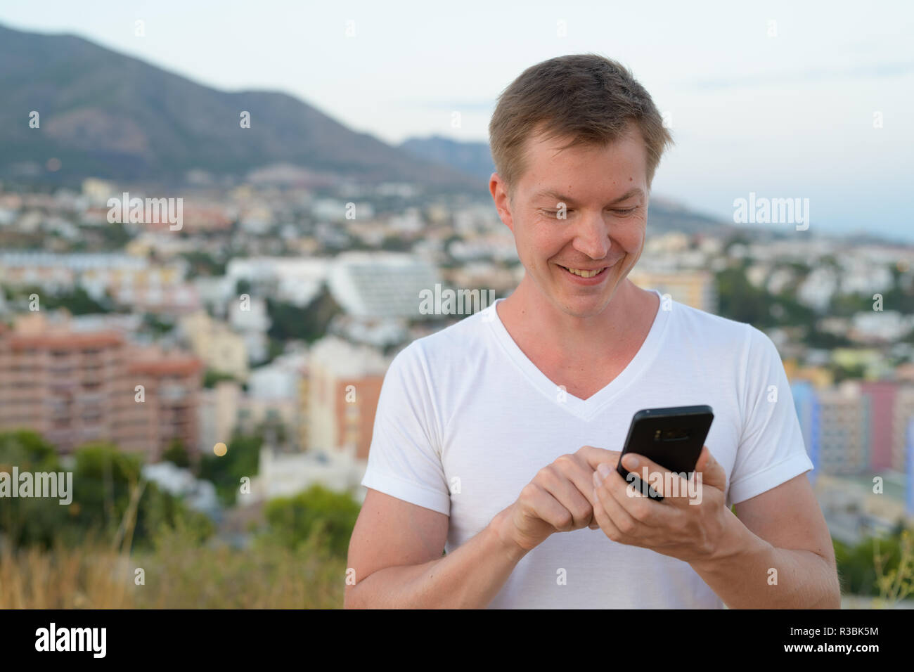 Junge gern mit touristischen Mann mit Phone ganz oben auf dem Hügel Stockfoto