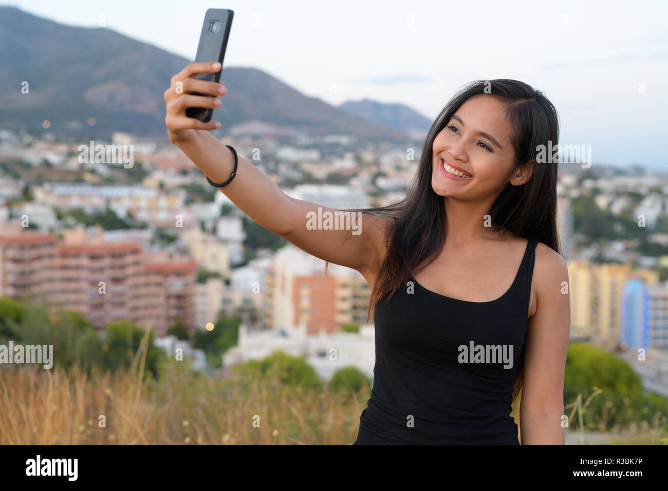 Junge Frau, die gerne asiatische Touristen Selfie oben auf dem Hügel Stockfoto
