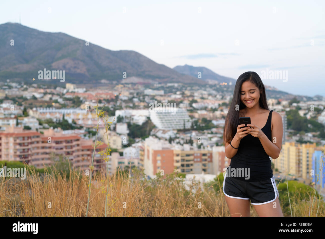Junge asiatische Touristen gerne Frau mit Telefon und Stehen auf der Spitze des Hügels Stockfoto