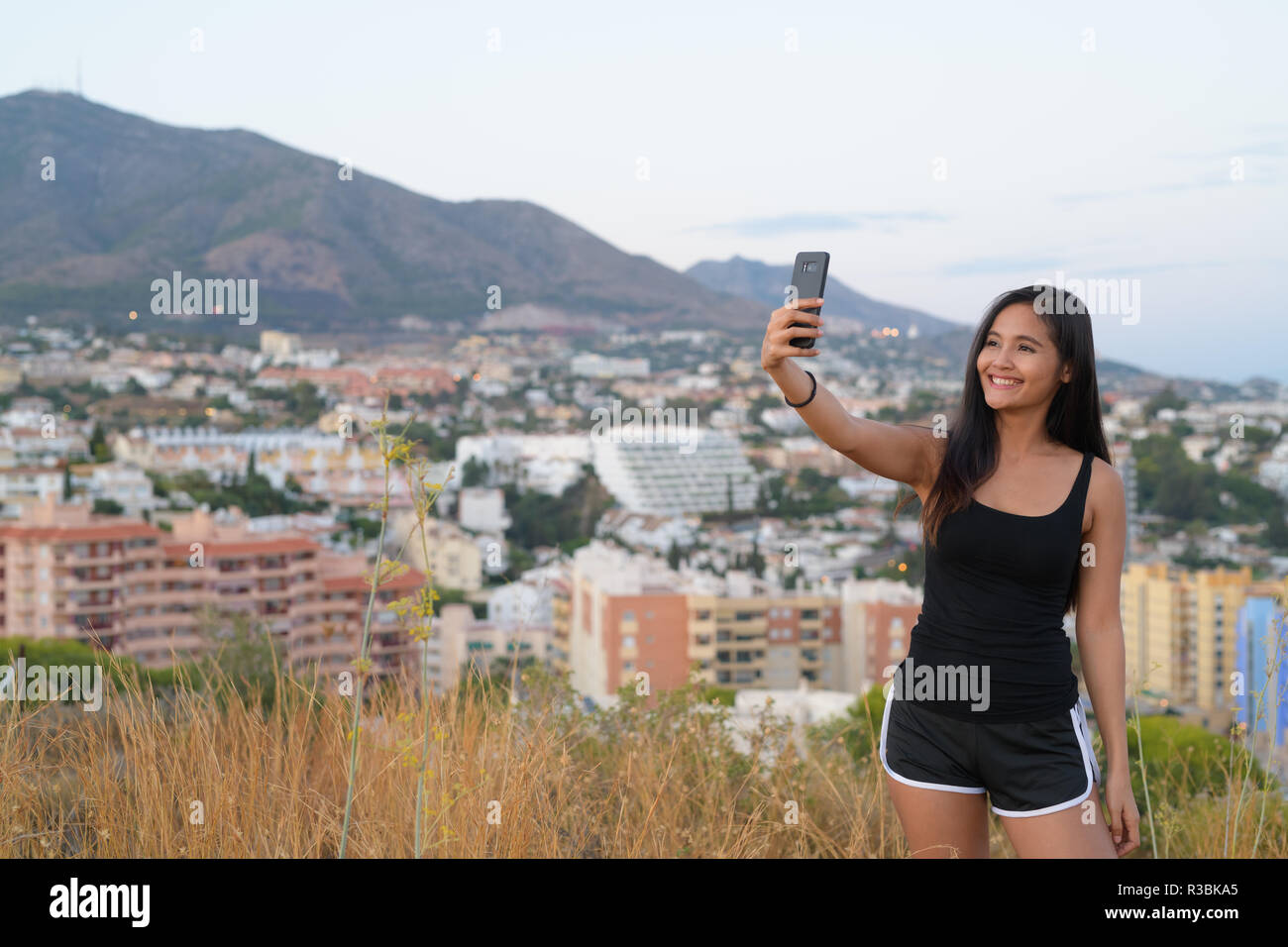 Junge Frau, die gerne asiatische Touristen Selfie beim Stehen auf dem Hügel Stockfoto