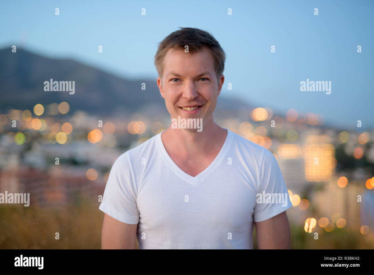 Junge gern mit touristischen Mann lächelnd auf der Spitze des Hügels Stockfoto