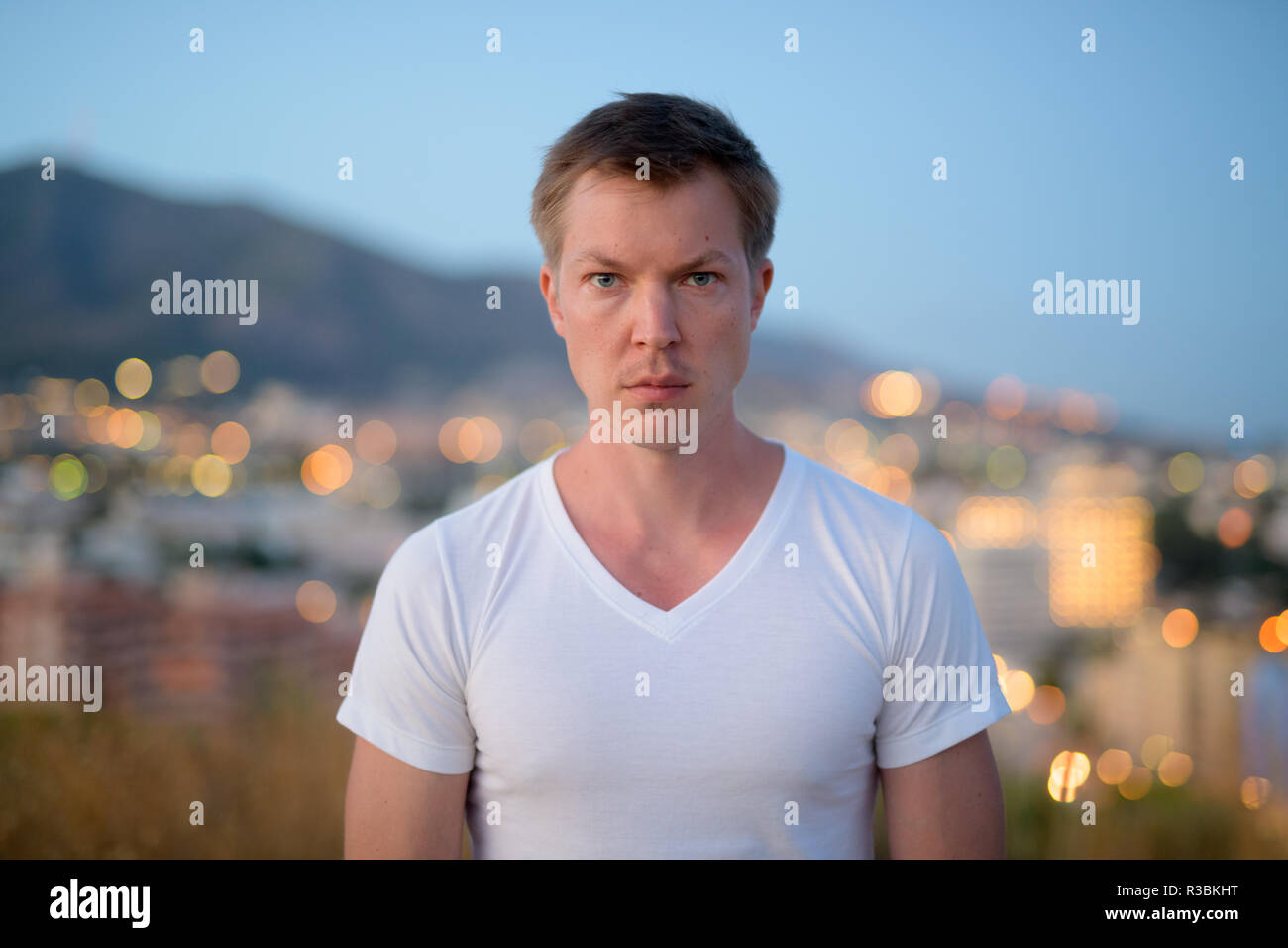 Junge Attraktive touristische Mann mit Kamera auf dem Hügel Stockfoto