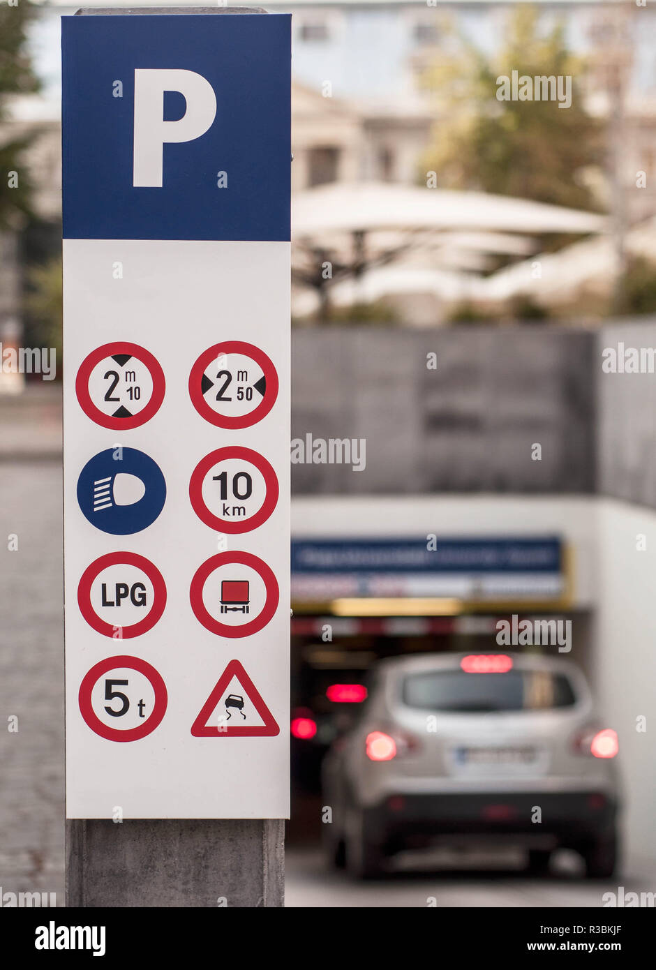 Parkplatz Schild vor Parkplatz Eingang Stockfoto