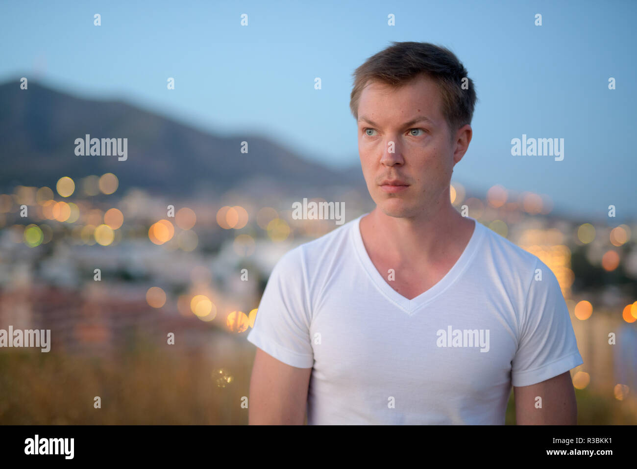 Junge Attraktive touristische Mann Denken auf dem Hügel Stockfoto