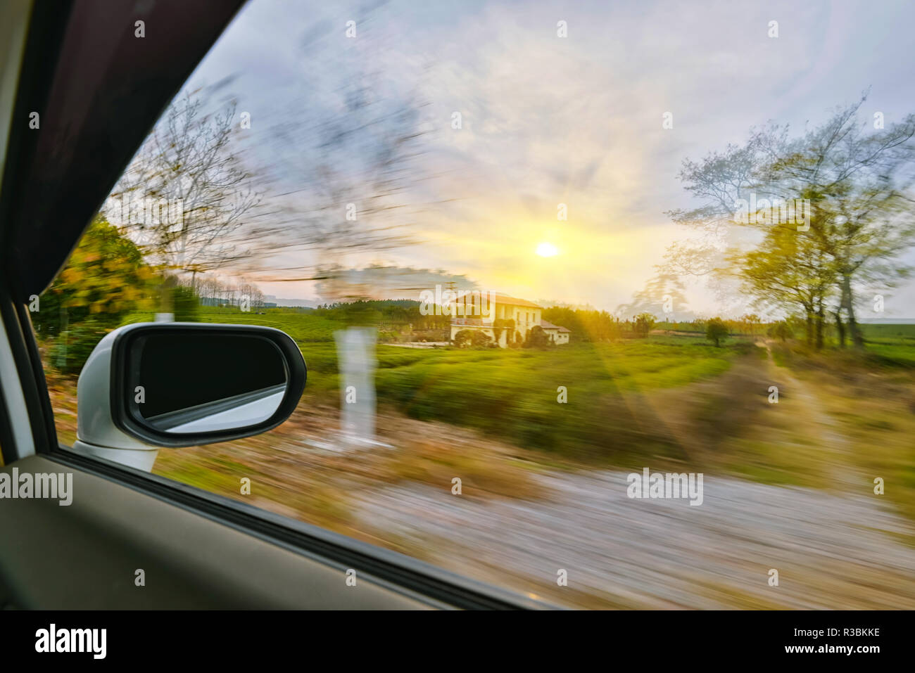 Einen Wagen auf der Autobahn bei hohen Geschwindigkeiten Stockfoto