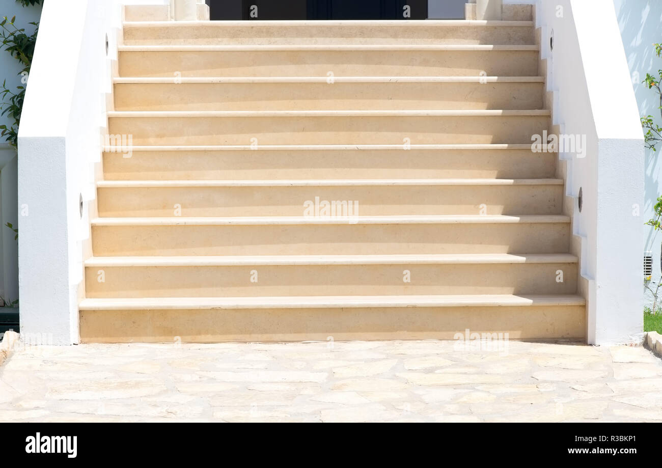 Leere Treppe vor einem Haus Stockfoto