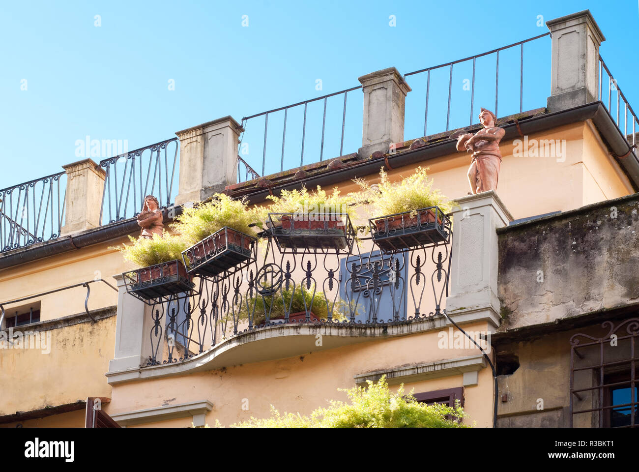 Alten Balkon mit Statuen und Blumen in Italien Stockfoto