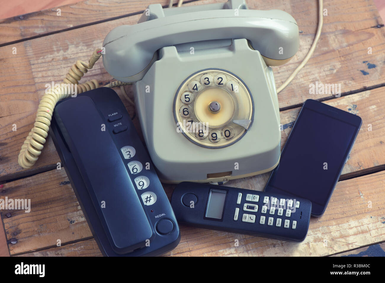 Verschiedene Arten Von Telefonen Festnetz Telefon Smartphone Handy Mit Rotary Auf Holzbrett Stockfotografie Alamy