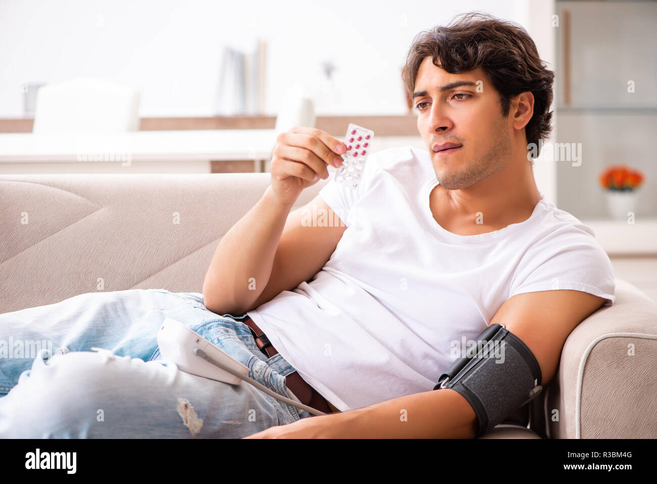 Junger Mann Blutdruck Messen Zu Hause Stockfoto Bild 225836032