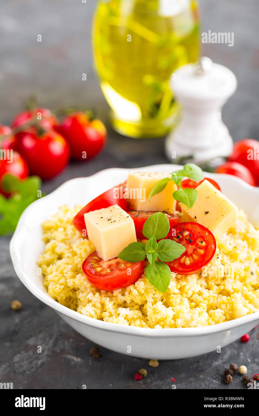 Millet Porridge mit Tomaten und Käse Stockfoto