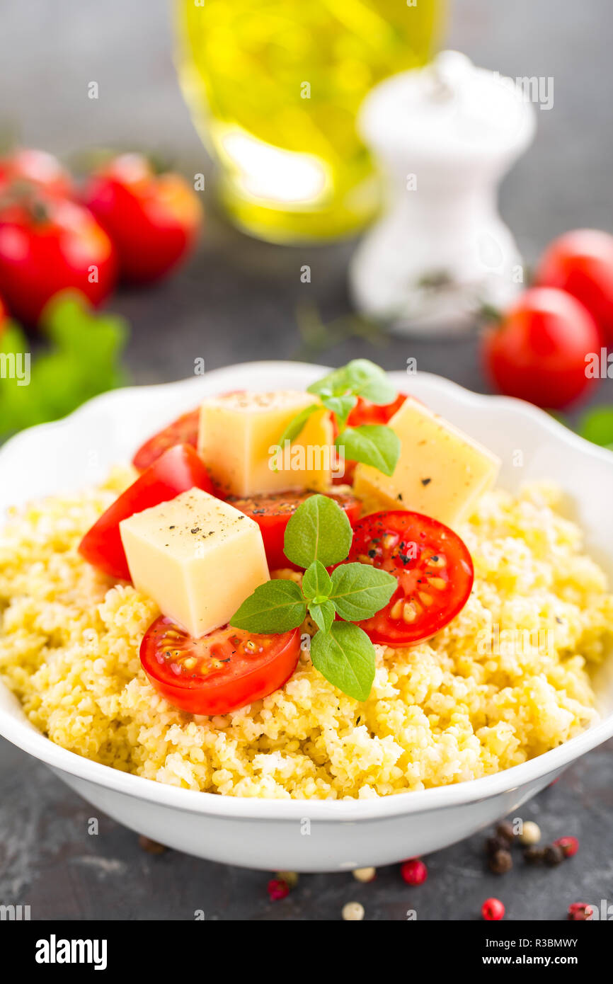 Millet Porridge mit Tomaten und Käse Stockfoto