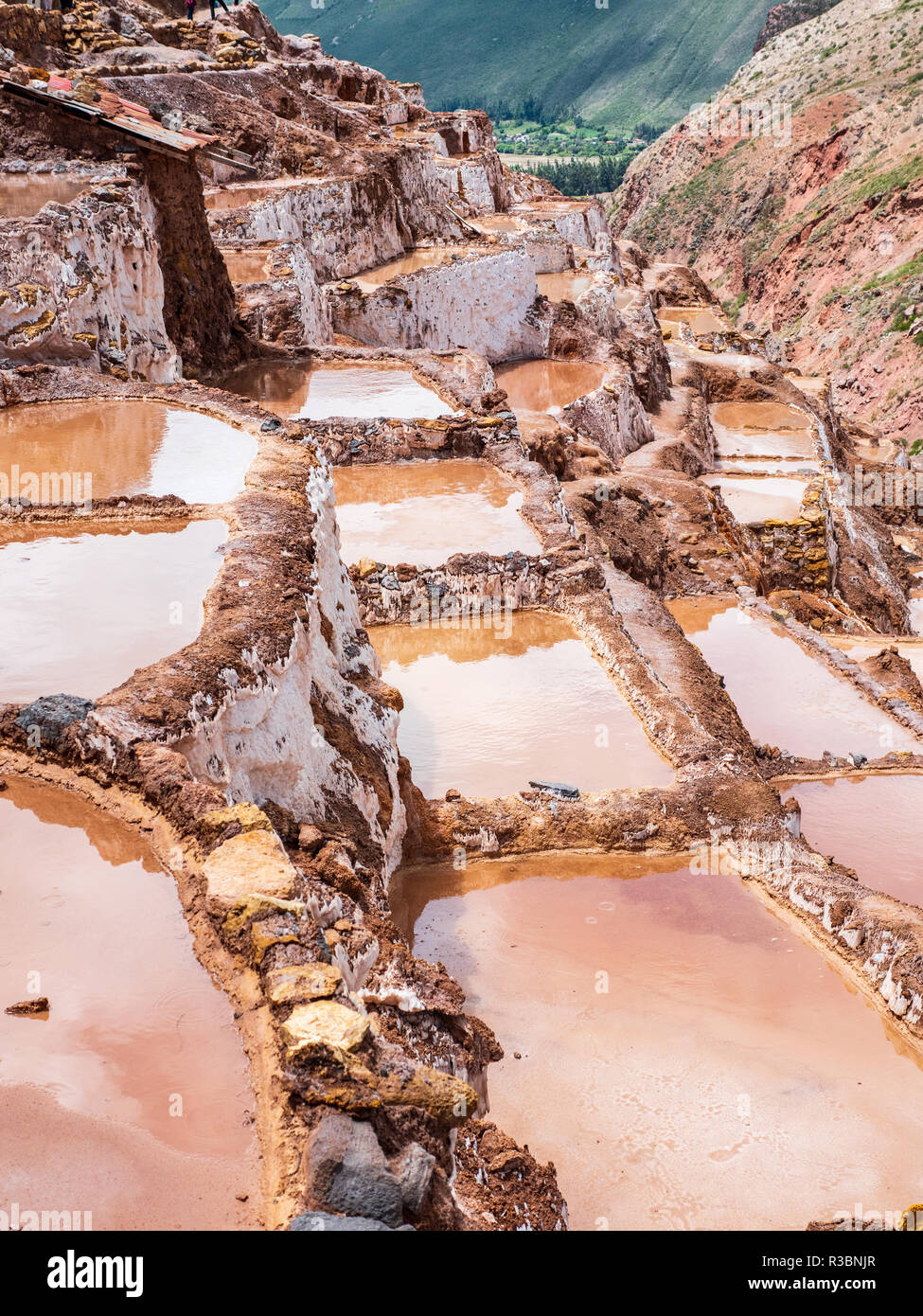 Blick auf die Salinen in der Salinas de Maras, in der Nähe von Cusco, Peru Stockfoto