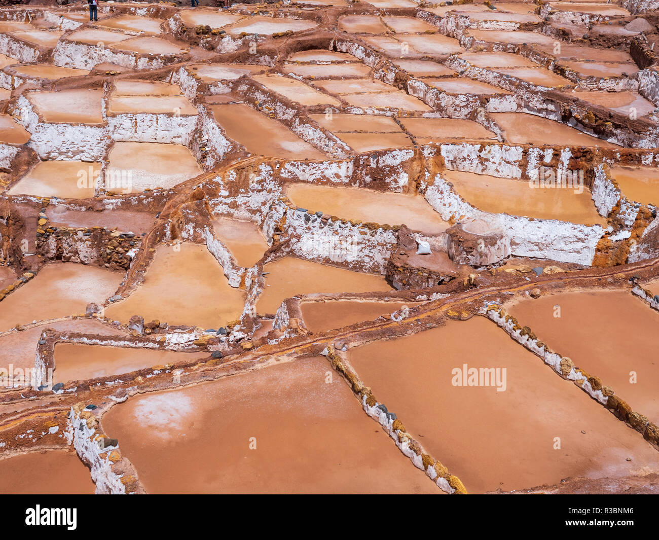 Blick auf die Salinen in der Salinas de Maras, in der Nähe von Cusco, Peru Stockfoto