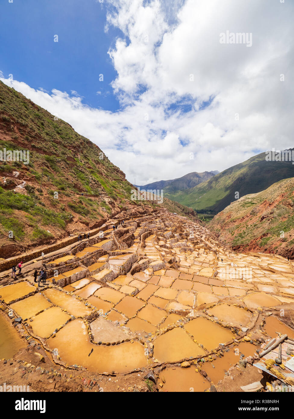 Blick auf den Salinas (Salinen) von Maras, in der Nähe von Cusco, Peru Stockfoto