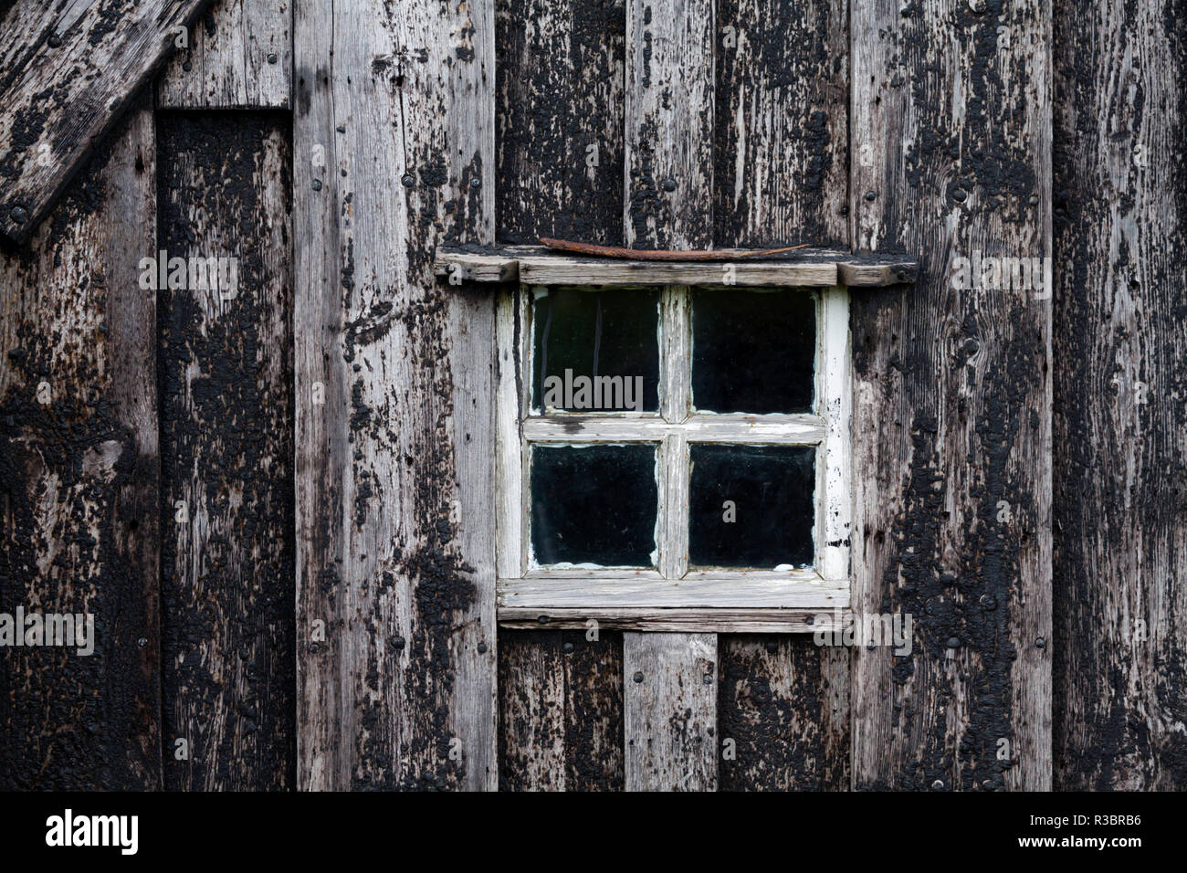Eine Holz- Fenster von einem traditionellen Rasen Haus in Reykjavik, Island. Stockfoto